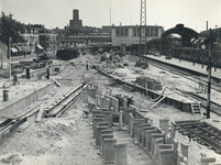 824337 Afbeelding van de bouw van de nieuwe perrons voor de Buurtsporen van het Centraal Station te Utrecht.N.B. De ...